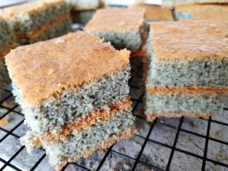 11、黑米海绵蛋糕,烤好后取出放凉切块