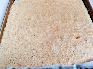 10、黑米海绵蛋糕,放入烤箱180°烤25分钟即可。