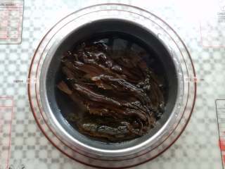 2、梅干菜烧饼,梅干菜泡水反复清洗到水不带颜色