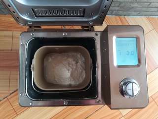 3、梅干菜烧饼,面粉，水放入面包机，启动和面功能十分钟