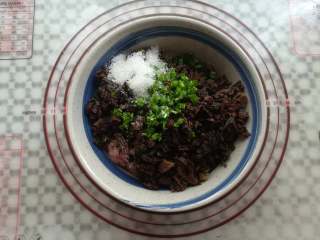 11、梅干菜烧饼,猪肉里加入梅干菜，白砂糖，香葱，生抽，芝麻油