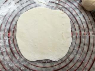 14、梅干菜烧饼,取一个面团擀成圆的薄片