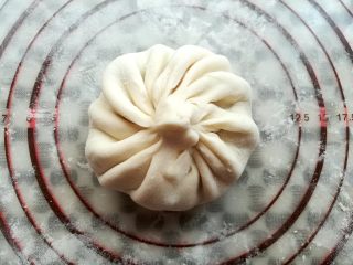 16、梅干菜烧饼,像包包子那样逆时针把面皮包起来，收口处捏紧