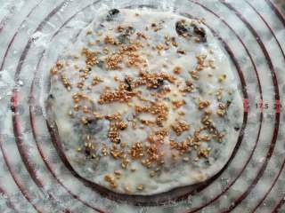 19、梅干菜烧饼,在烧饼上撒上适量的白芝麻，刷一层薄薄的玉米油