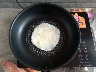 20、梅干菜烧饼,中小火加热锅，烧饼面团有芝麻的一面朝下