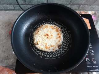 22、梅干菜烧饼,烧饼底面也煎到微微发黄就可以出锅了