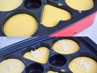 2、改良版紫薯芝士车轮饼,多功能锅开小火，刷一层薄油，倒入面糊(一半高度)，先放一点芝士，然后把蒸熟的紫薯整块放入，再倒满面糊。