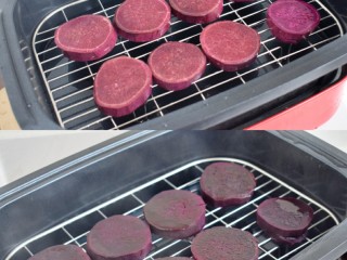 3、改良版紫薯芝士车轮饼,紫薯削皮切成圆块，放在蒸架上蒸上20分钟