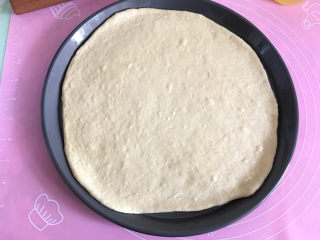 7、大虾披萨,将擀好的饼皮移到披萨盘里。