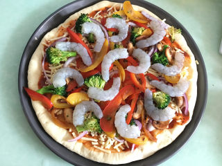 14、大虾披萨,再将大虾摆在上面。