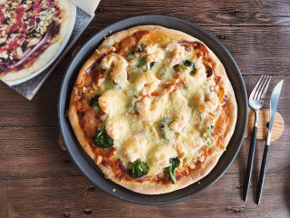 17、大虾披萨,烘烤结束后取出，成品图。