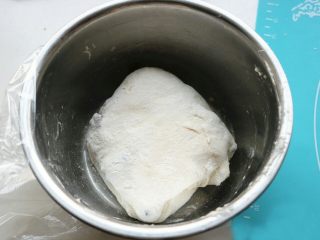 6、法棍,再对折一下，放入盆里继续发酵40分钟。