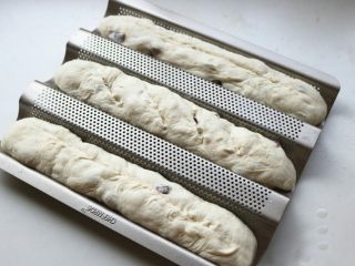 9、法棍,表面略微割口，因为太软，需要用非常锋利的刀子，不割也没关系，在烤箱里放一碗热水，继续发酵40分钟.