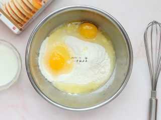 2、清新华夫饼,美玫松饼预拌粉倒入盆中,磕入两枚鸡蛋