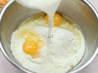 3、清新华夫饼,加入纯牛奶或鲜牛奶