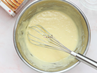 4、清新华夫饼,用手抽划Z字搅拌均匀