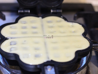 6、清新华夫饼,将洗净的华夫饼模置于燃气灶上,正反面刷一层无色无味的色拉油,然后将调制好的华夫饼面糊倒入华夫饼模具,倒至模具九分满即可