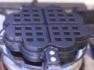 7、清新华夫饼,合上华夫饼模具,燃气灶保持小火加热2分钟,然后翻面加热2分钟左右,期间可以打开华夫饼模具看看上色情况,以免烤糊