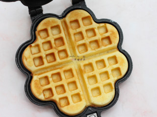 8、清新华夫饼,烤好的华夫饼脱模即可,非常快手