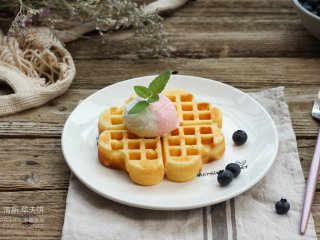 11、清新华夫饼,加上冰淇淋吃起来更清爽哦!