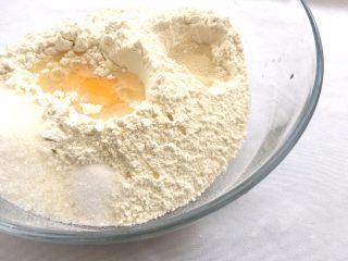 1、中种香蕉土司,除黄油、中种面团、葡萄干放入碗里，盐和糖分2边放；PS：面粉吸水性略有不同，香蕉大小有差异，牛奶留部分在碗里，防止面团水分过多；