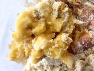 2、中种香蕉土司,香蕉压碎，加入面粉里，和成光滑的面团；