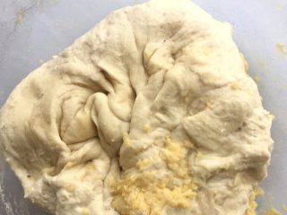 3、中种香蕉土司,加入中种面团，以摔打折叠的方式和成光滑的面团；PS：中种面团可以提前一天做好！冷藏冰箱！