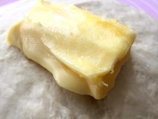 4、中种香蕉土司,加入黄油，揉至扩展阶段；