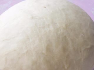 6、中种香蕉土司,盖上保鲜膜放室温发酵至2-3倍大小；