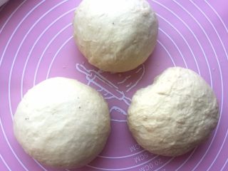 7、中种香蕉土司,排气后分成3等分，静置15分钟；