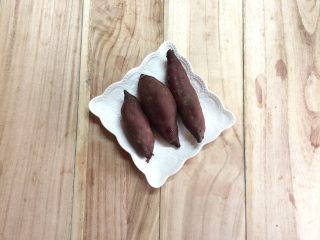 1、红薯酥皮小面包,先将红薯洗干净后蒸熟