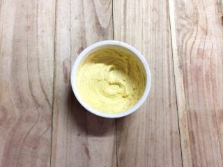 11、红薯酥皮小面包,筛入低粉，打匀。