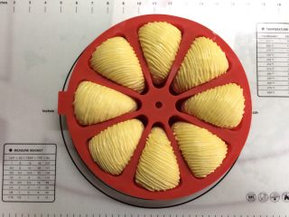 14、红薯酥皮小面包,挤上酥皮材料。