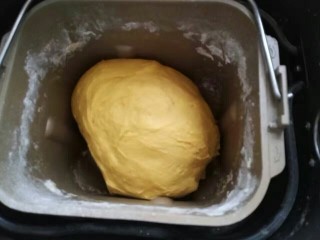 3、红薯软汉堡,先揉20分钟。