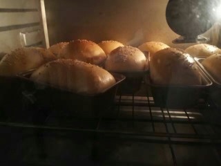 11、红薯软汉堡,烤箱200度预热10分钟，然后再200度烤18～20分钟 ，上色即可。