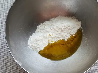 2、芝麻烧饼,2．油酥用料，称量准确放入碗中。