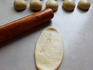 7、芝麻烧饼,7．取一个面团擀成椭圆形。
