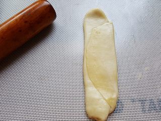 9、芝麻烧饼,9．再取出一个面团，先用手轻微压扁，然后用擀面杖擀开。