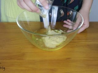 2、抹茶蜂蜜蛋糕,首先在蛋清中加入全部的砂糖，没有黄砂糖，用细砂糖也是可以的