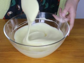 6、抹茶蜂蜜蛋糕,用翻拌的手法混合均匀