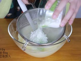 7、抹茶蜂蜜蛋糕,过筛加入低筋面粉和抹茶粉，这里要分三次加入