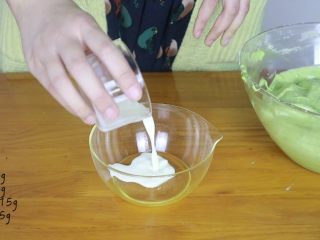 9、抹茶蜂蜜蛋糕,加下来用一个小碗，倒入蜂蜜，加入牛奶