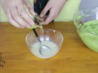 10、抹茶蜂蜜蛋糕,混合均匀后加入植物油