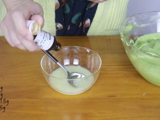 11、抹茶蜂蜜蛋糕,接着加入香草精 
