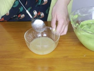 12、抹茶蜂蜜蛋糕,彻底搅拌均匀