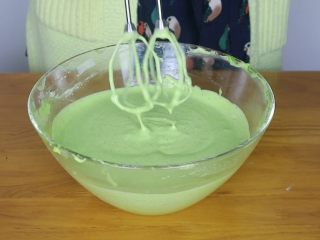 15、抹茶蜂蜜蛋糕,最后搅拌均匀的面糊细腻、流动性会比之前的要强，但是没有消泡哦