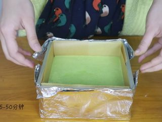 16、抹茶蜂蜜蛋糕,倒入模具中，170度45-50分钟