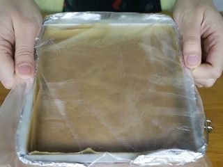 18、抹茶蜂蜜蛋糕,然后放凉至温热，连同模具一起用保鲜袋装好，放入冰箱冷藏