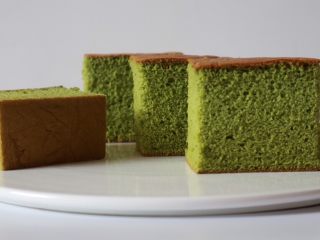 19、抹茶蜂蜜蛋糕,冷藏一天后切块享用
