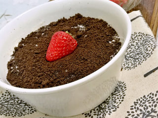 8、甜香润滑的奥利奥双皮奶教程,奥利奥碎顶部放上草莓点缀这样就完成了哦！